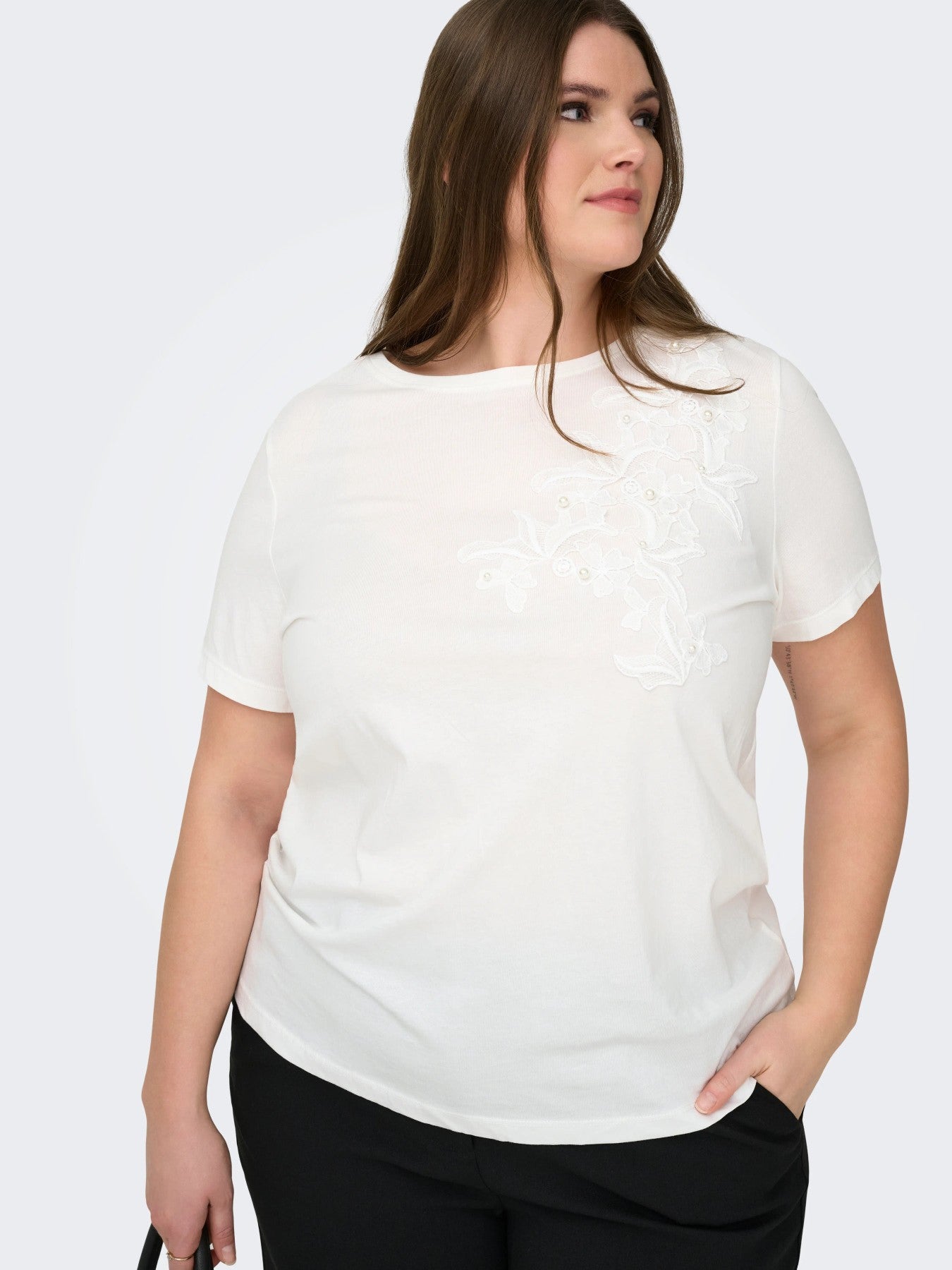 Camiseta Tallaje especial con bordado de Carmakoma