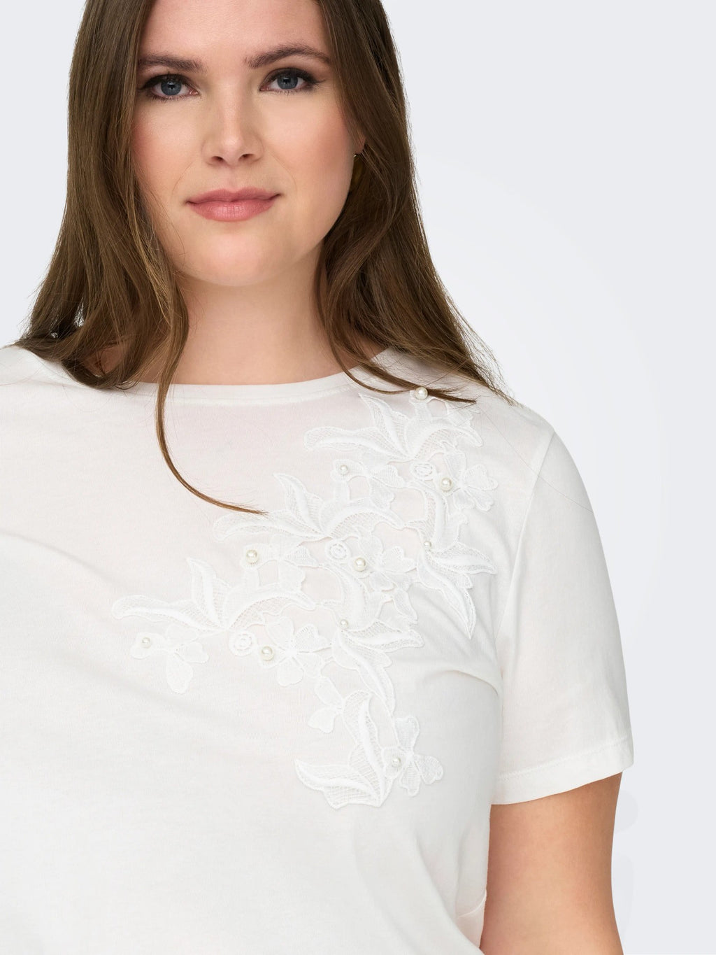 Camiseta Tallaje especial con bordado de Carmakoma