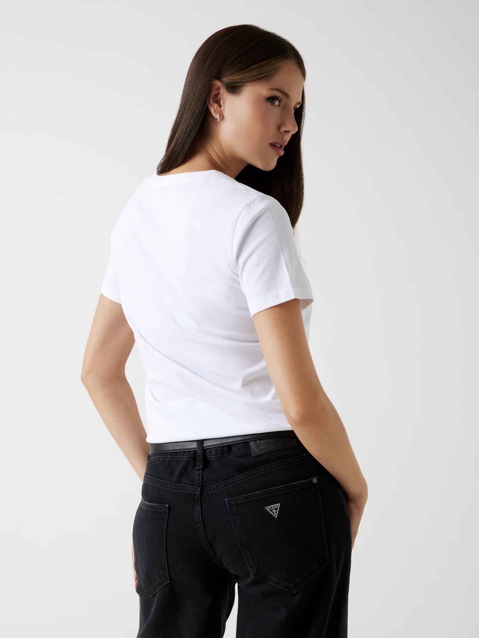 Camiseta con perdreria .de Guess