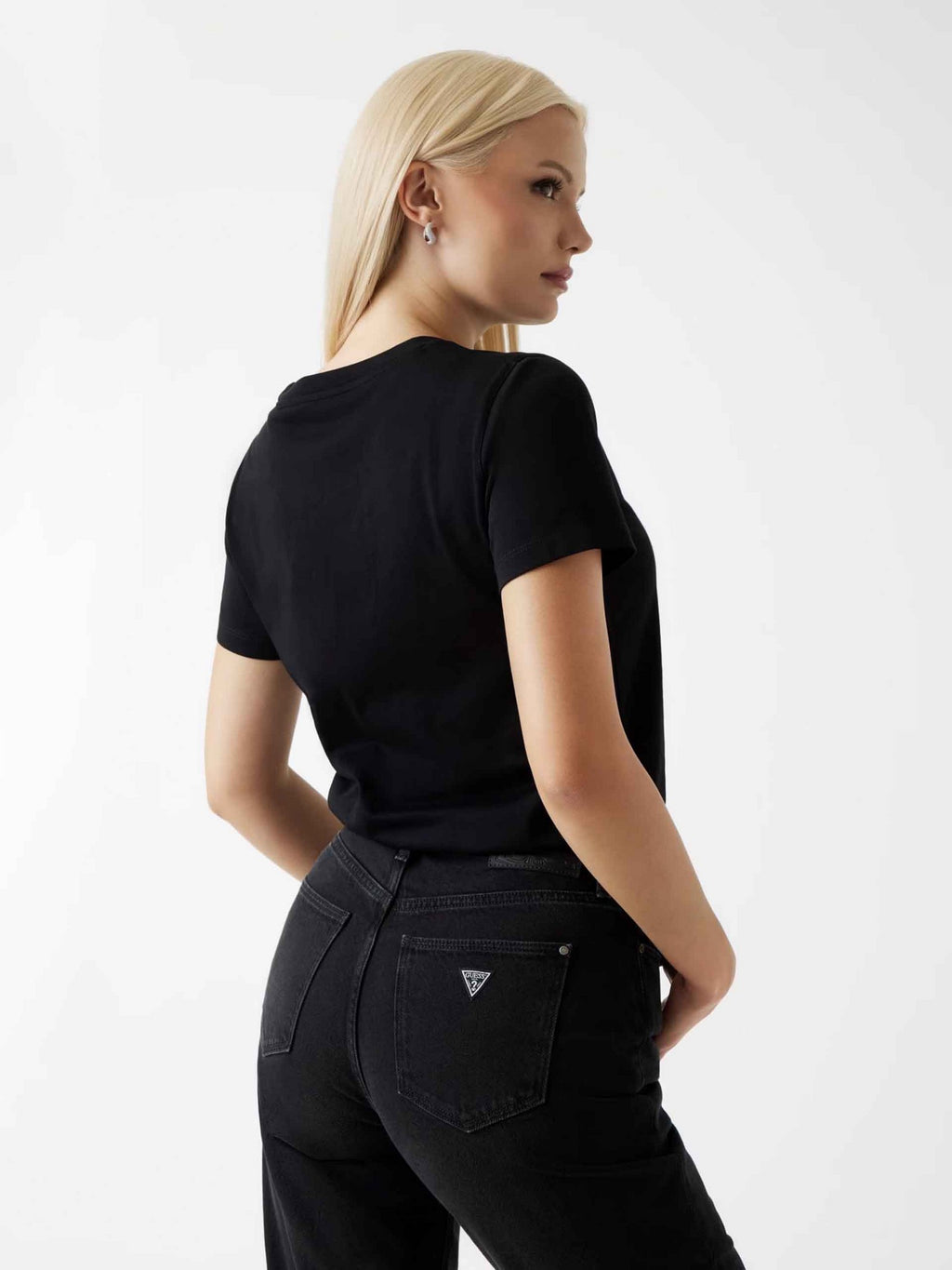 Camiseta con perdreria .de Guess