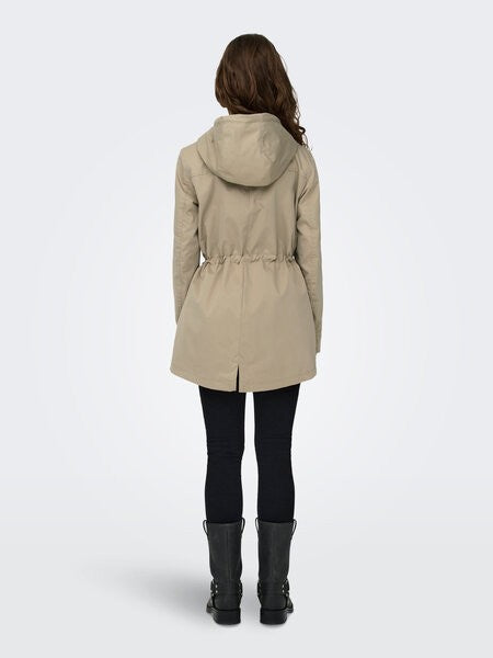 Parka entretiempo con capucha de Only