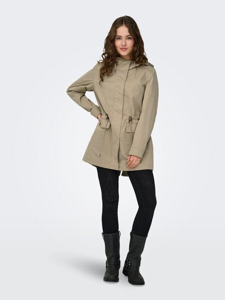 Parka entretiempo con capucha de Only