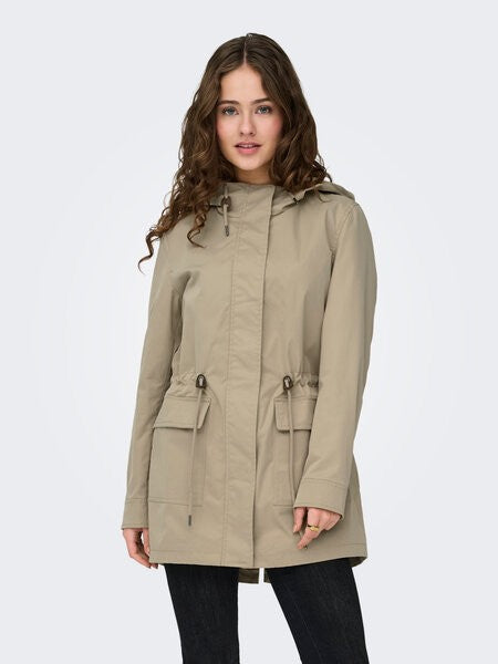 Parka entretiempo con capucha de Only