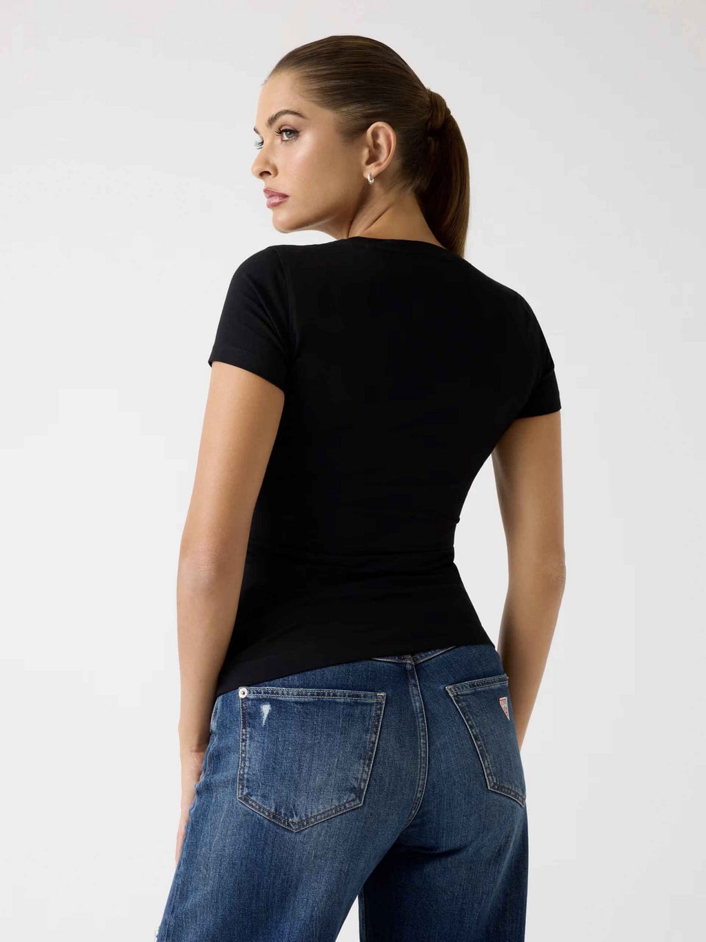 Camiseta con pedreria de Guess